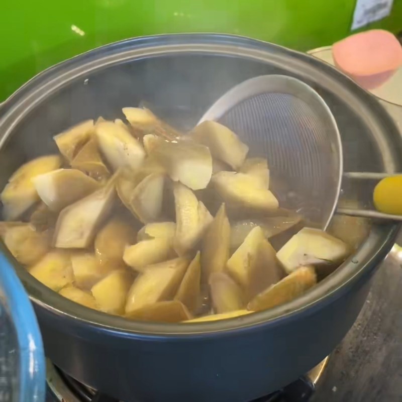 Bước 2 Luộc chuối xanh Chuối nấu đánh nhuyễn