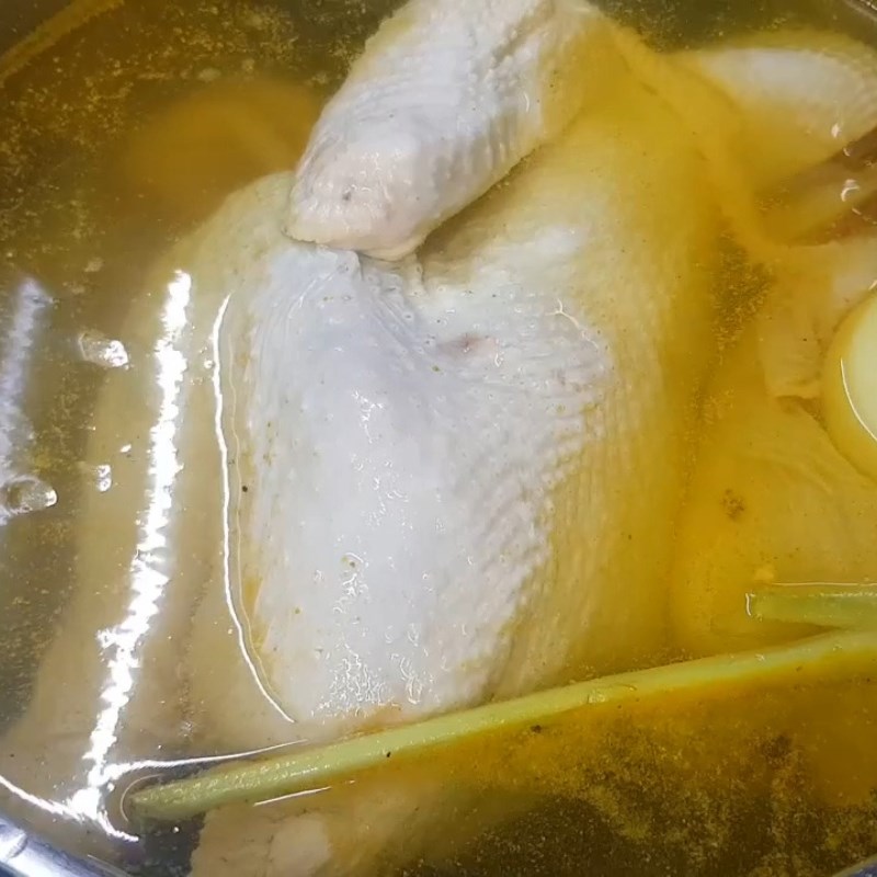 Bước 3 Luộc gà Gà luộc không bị nứt da