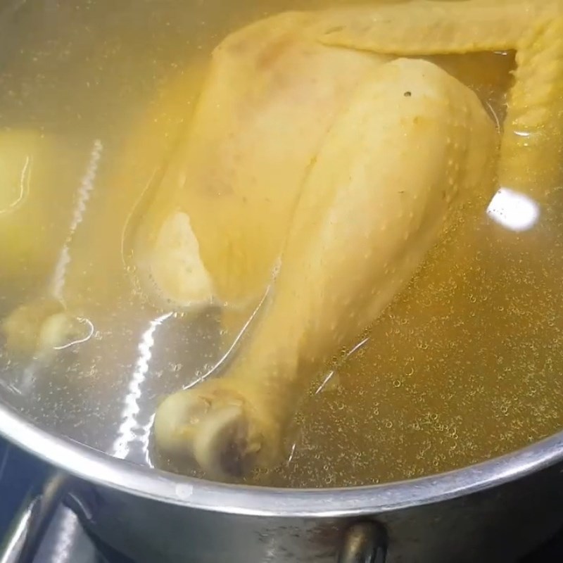 Bước 3 Luộc gà Gà luộc không bị nứt da