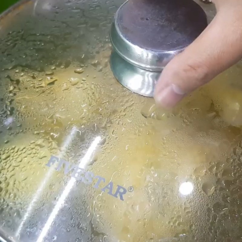 Bước 3 Luộc gà Gà luộc không bị nứt da