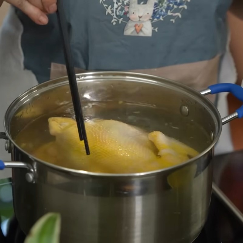 Bước 2 Luộc gà ta đúng cách, da giòn Cháo gà miền Bắc