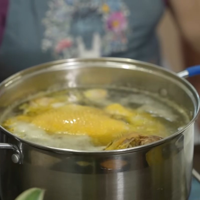 Bước 2 Luộc gà ta đúng cách, da giòn Cháo gà miền Bắc