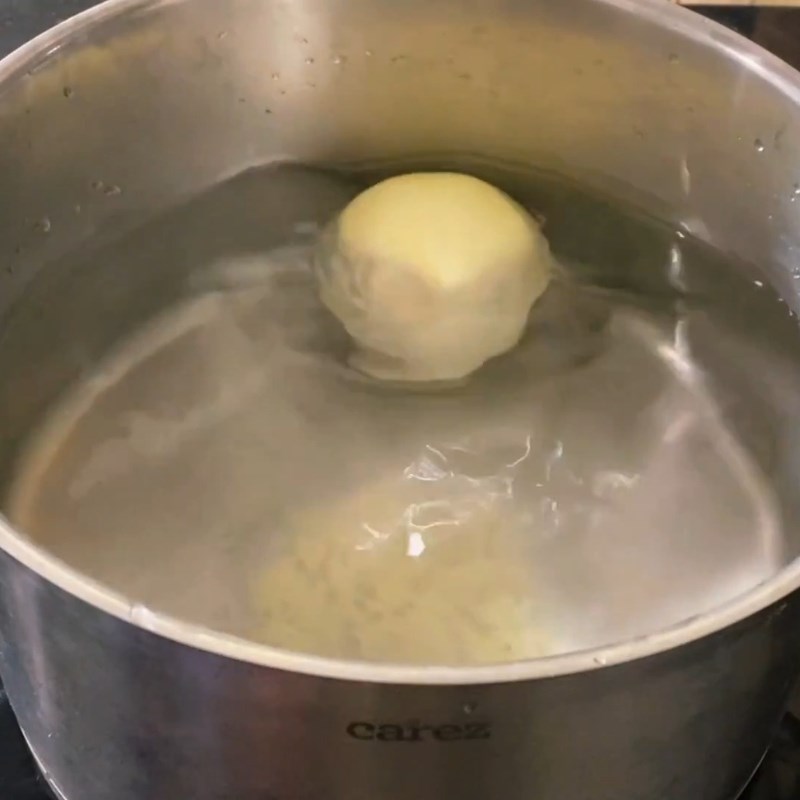 Bước 3 Luộc gà và chuẩn bị nước dùng gà Cháo gà nguyên con