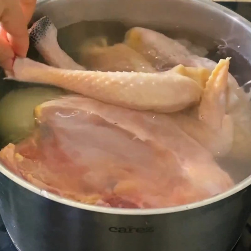 Bước 3 Luộc gà và chuẩn bị nước dùng gà Cháo gà nguyên con