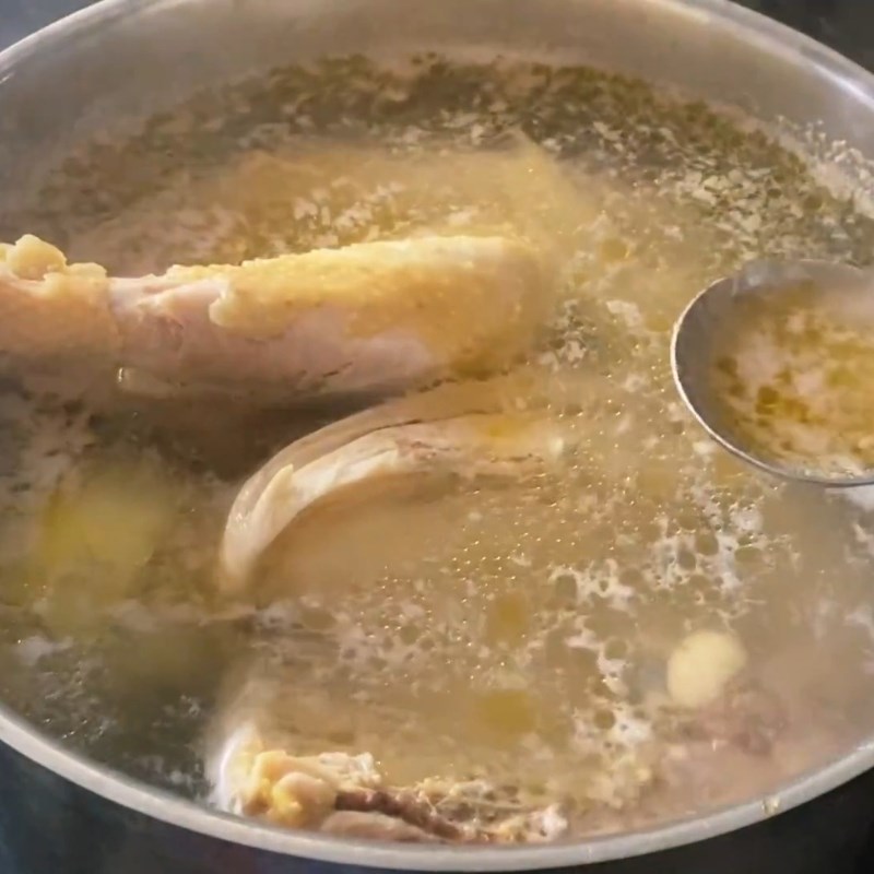 Bước 3 Luộc gà và chuẩn bị nước dùng gà Cháo gà nguyên con