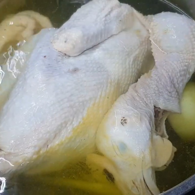 Bước 3 Luộc gà Gà luộc không bị nứt da