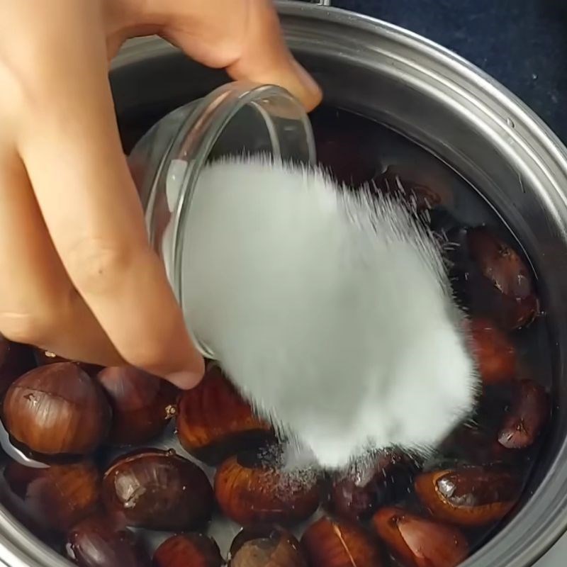 Bước 3 Luộc hạt dẻ với gia vị Hạt dẻ luộc