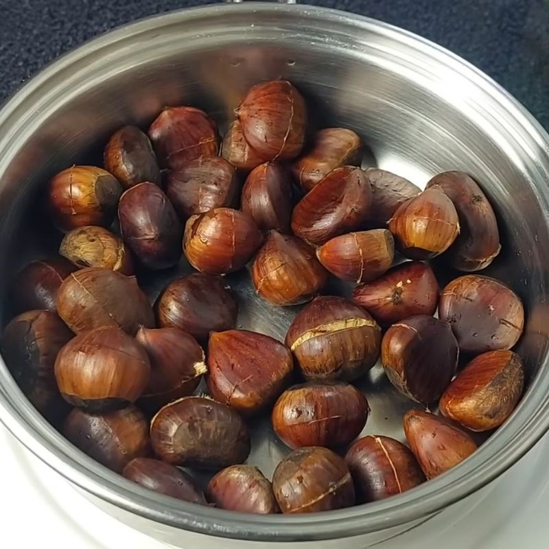 Bước 3 Luộc hạt dẻ với gia vị Hạt dẻ luộc