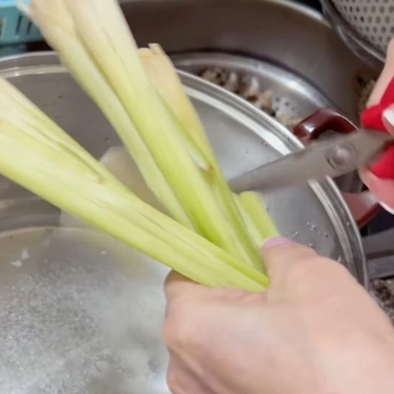 Bước 2 Luộc ốc hương thơm ngon với nước dừa và sả Ốc hương luộc