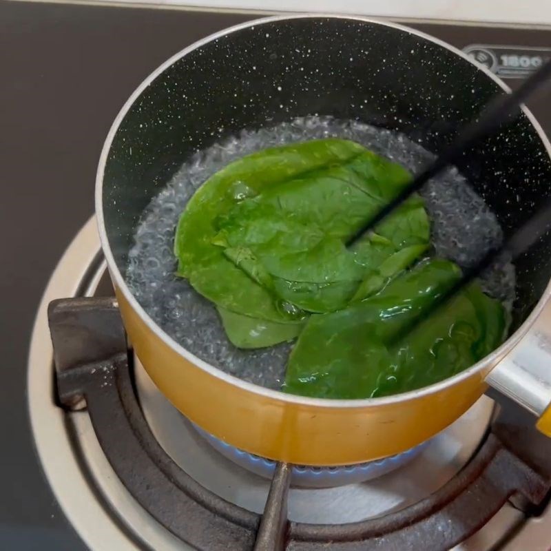 Bước 2 Luộc rau mồng tơi Cháo dinh dưỡng