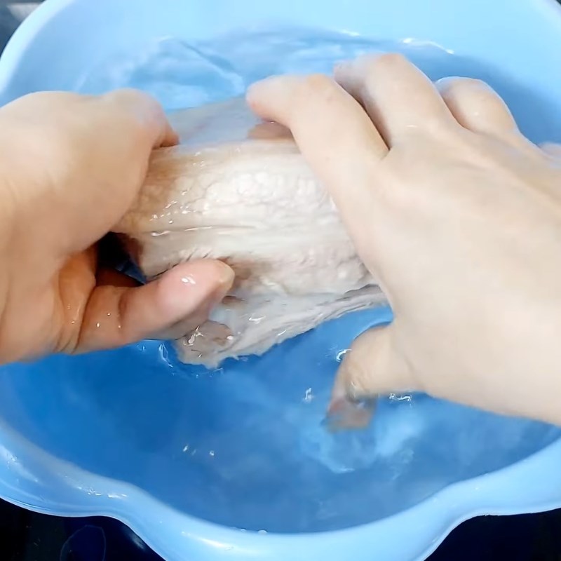 Bước 2 Luộc thịt ba chỉ Bánh tráng cuốn thịt heo
