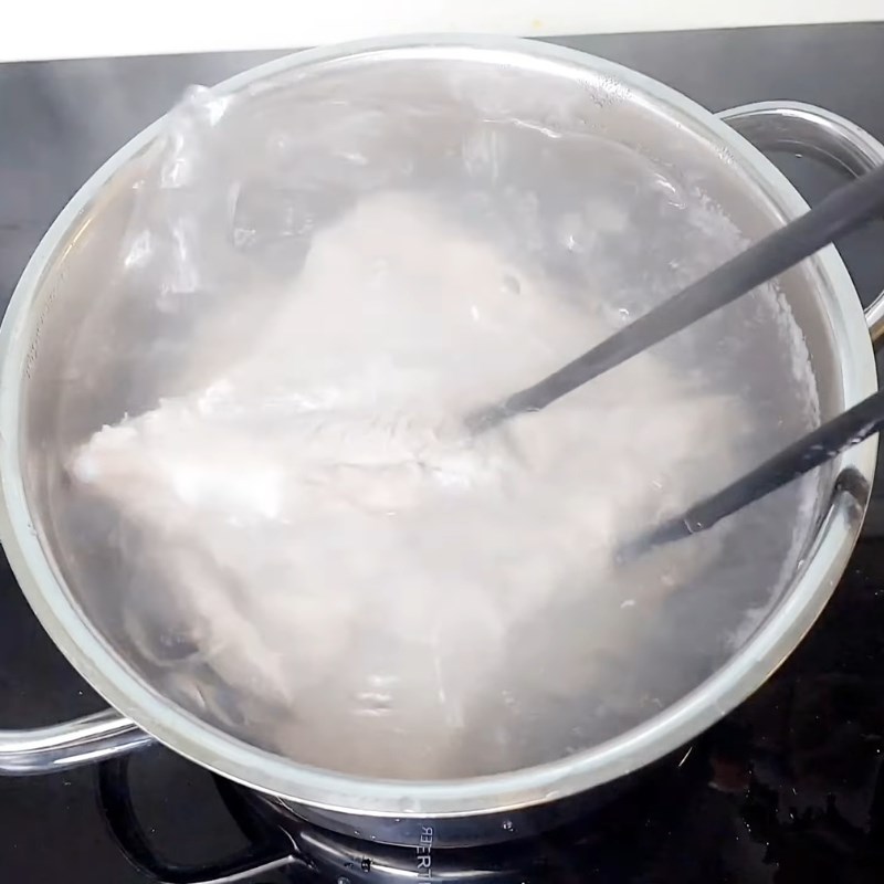Bước 2 Luộc thịt ba chỉ Bánh tráng cuốn thịt heo
