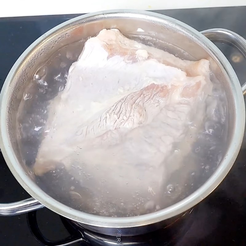 Bước 2 Luộc thịt ba chỉ Bánh tráng cuốn thịt heo