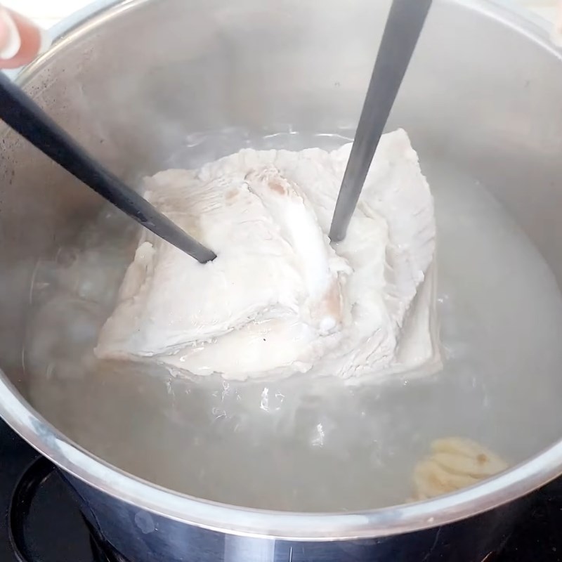 Bước 2 Luộc thịt ba chỉ Bánh tráng cuốn thịt heo