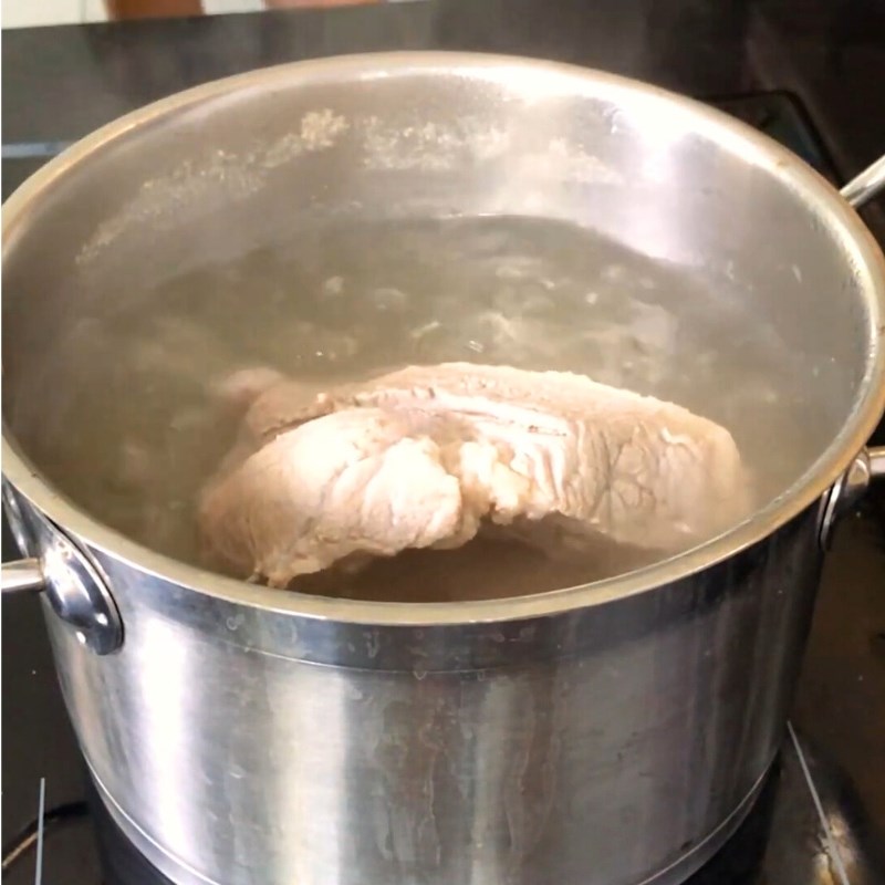 Bước 1 Luộc thịt heo Bún cuốn