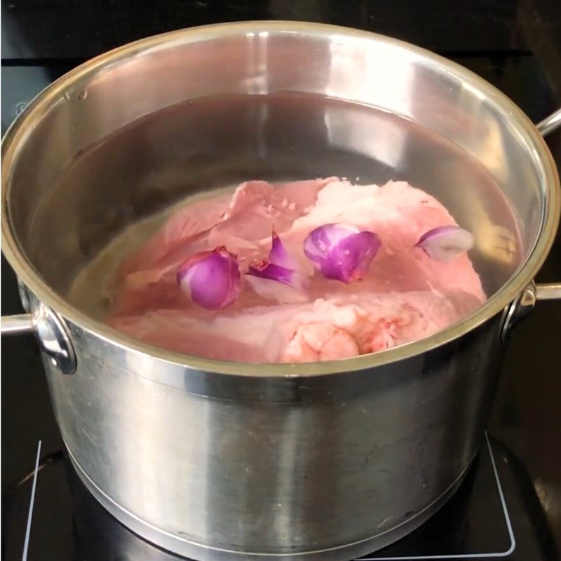 Bước 1 Luộc thịt heo Bún cuốn