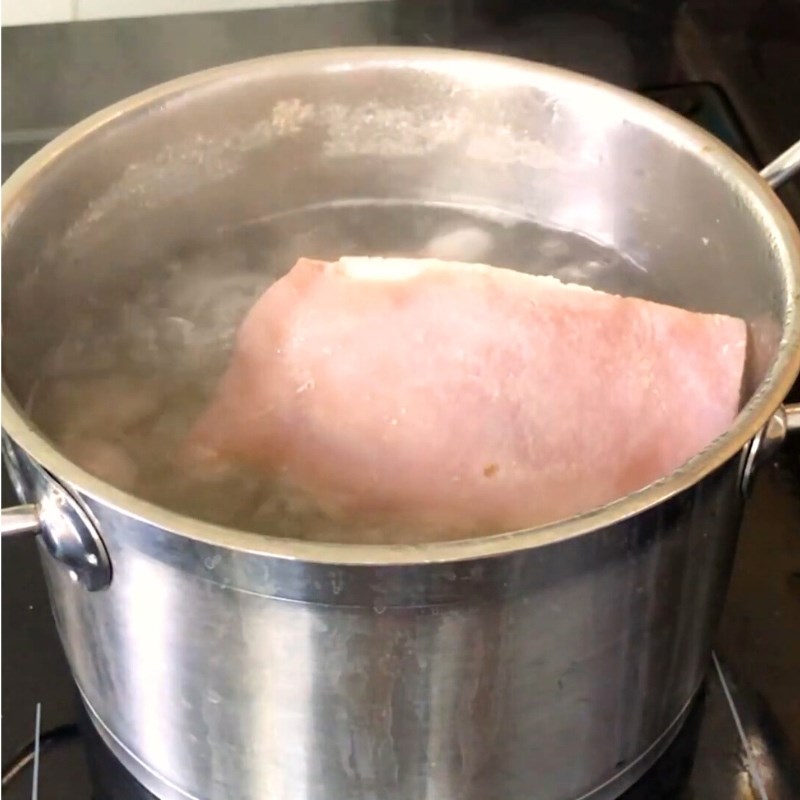 Bước 1 Luộc thịt heo Bún cuốn