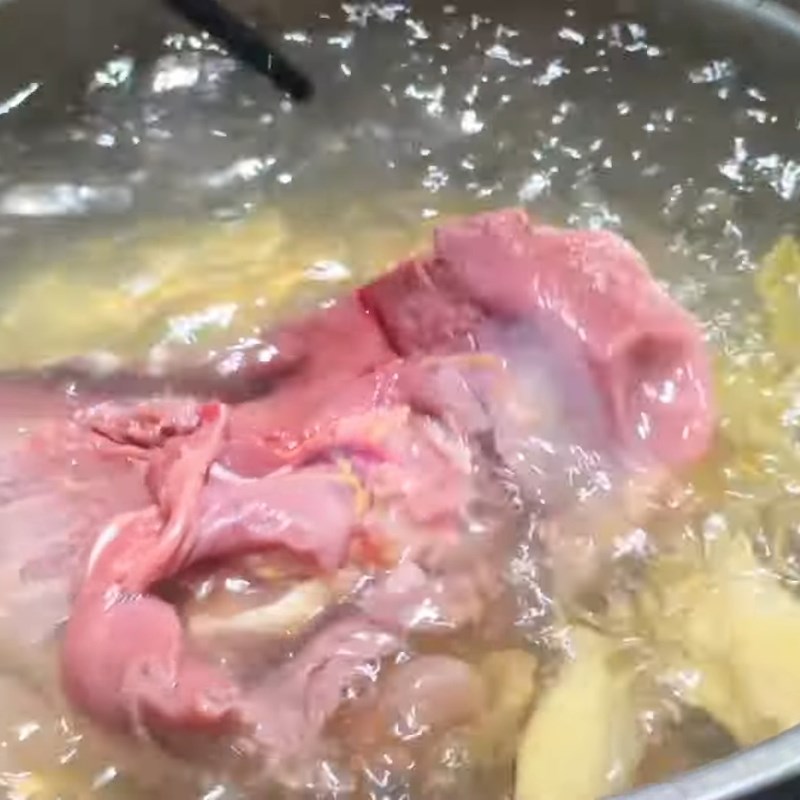 Bước 3 Luộc thịt ngan chuẩn vị Ngan tái chanh