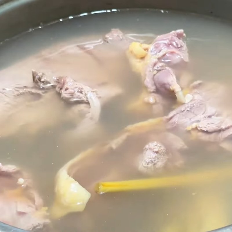 Bước 3 Luộc thịt ngan chuẩn vị Ngan tái chanh