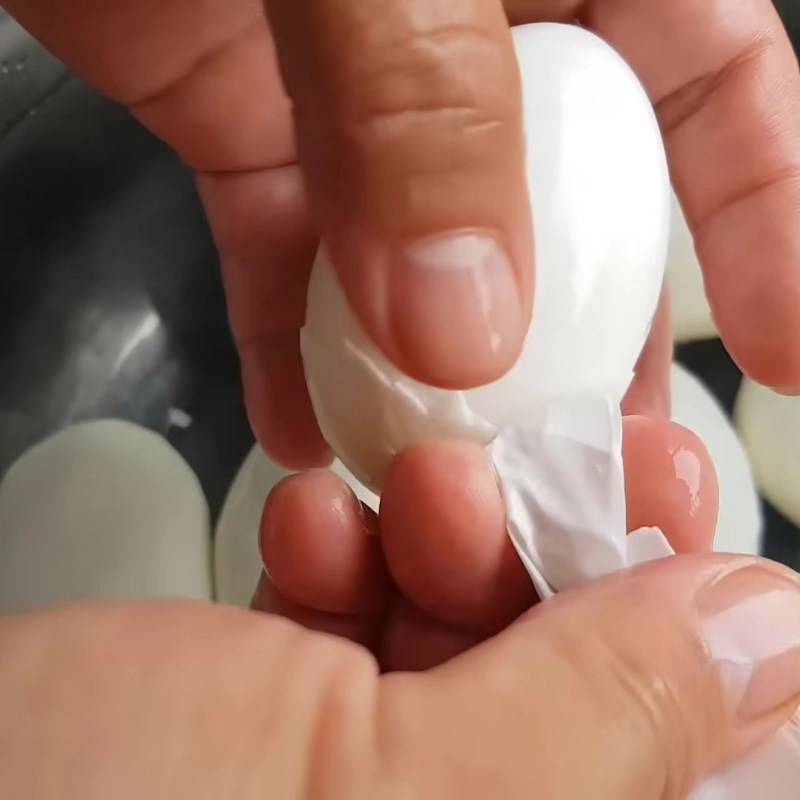 Bước 2 Luộc trứng Thịt kho hột vịt