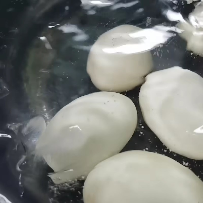Bước 2 Luộc trứng Thịt kho hột vịt