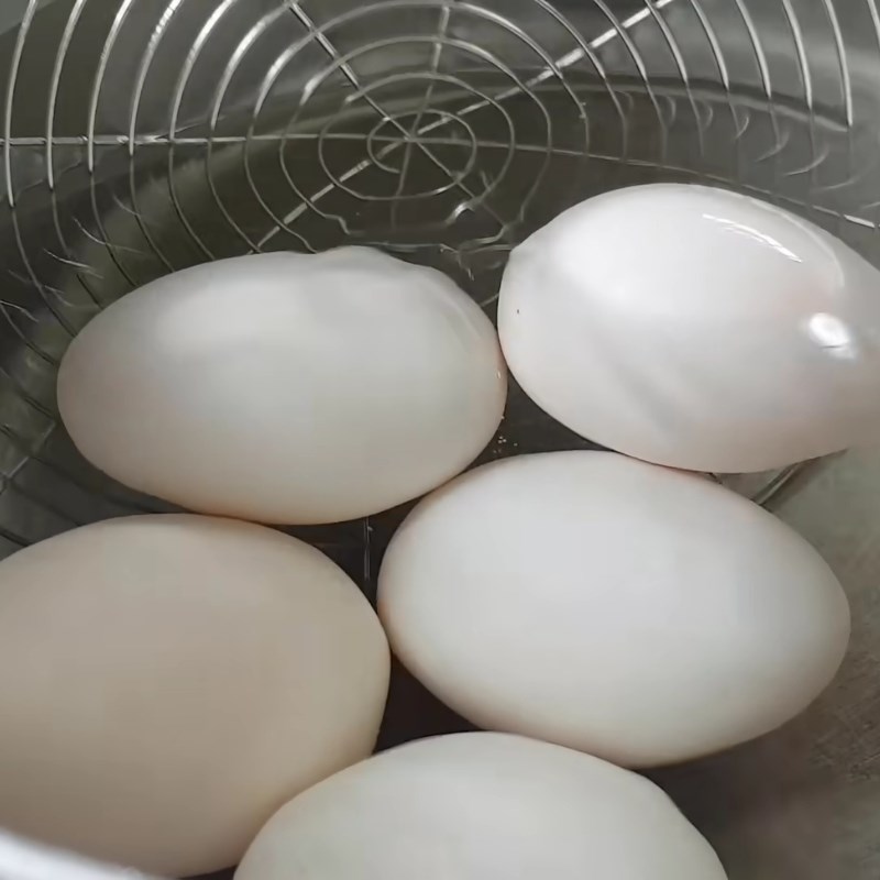 Bước 2 Luộc trứng Thịt kho hột vịt