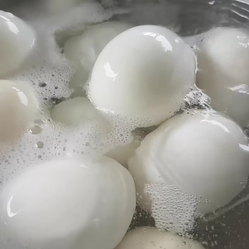 Bước 2 Luộc trứng Thịt kho hột vịt