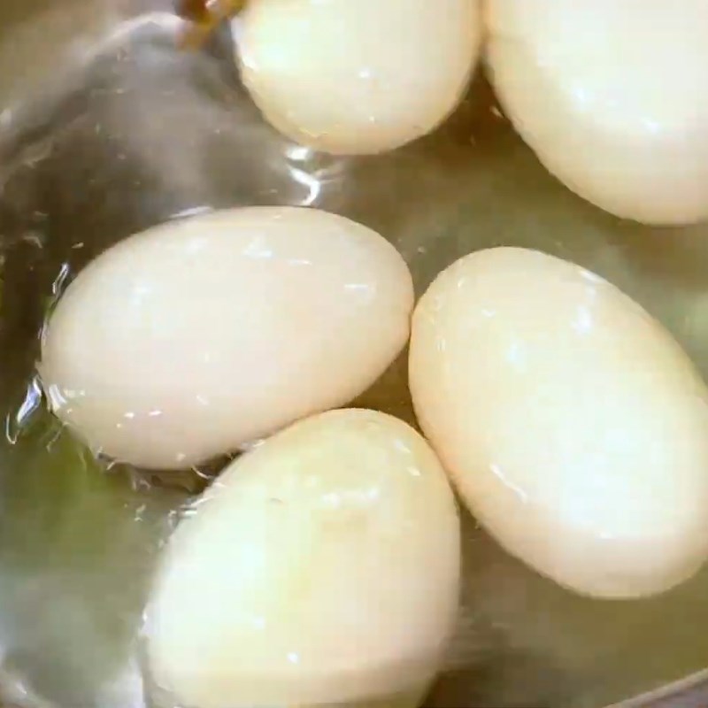 Bước 4 Luộc trứng vịt Thịt kho tàu truyền thống
