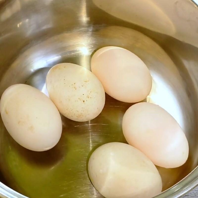 Bước 4 Luộc trứng vịt Thịt kho tàu truyền thống