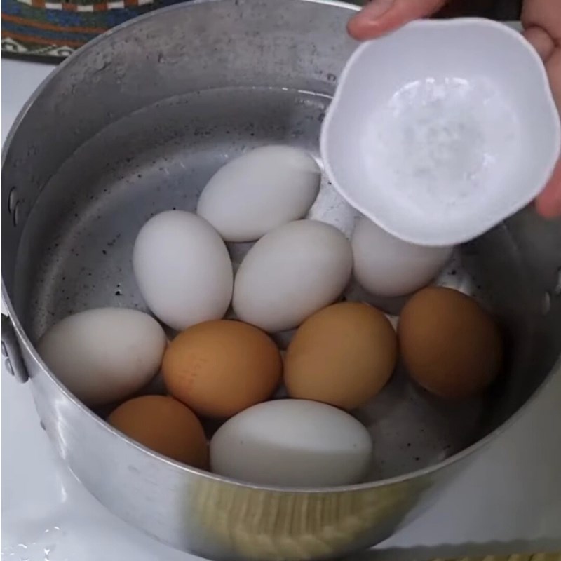 Bước 2 Luộc trứng với giấm và muối Trứng luộc dễ bóc