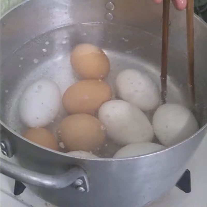 Bước 2 Luộc trứng với giấm và muối Trứng luộc dễ bóc