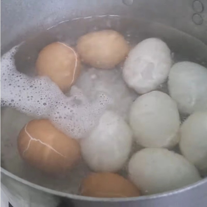 Bước 2 Luộc trứng với giấm và muối Trứng luộc dễ bóc