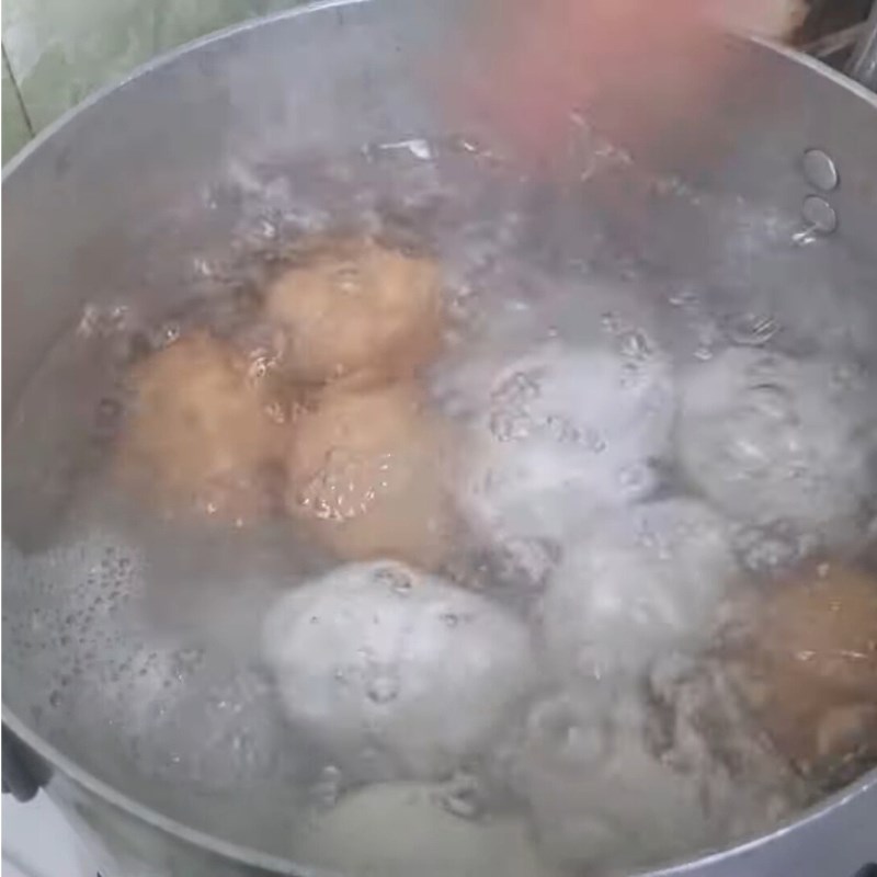 Bước 2 Luộc trứng với giấm và muối Trứng luộc dễ bóc