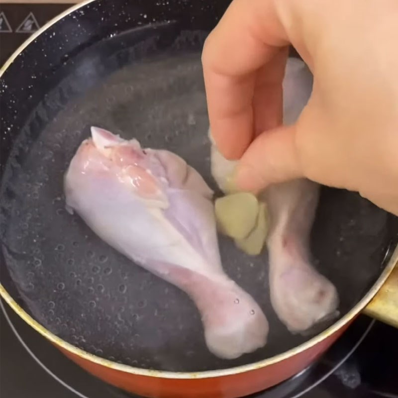 Bước 3 Luộc và xé thịt gà cháo gà cà rốt