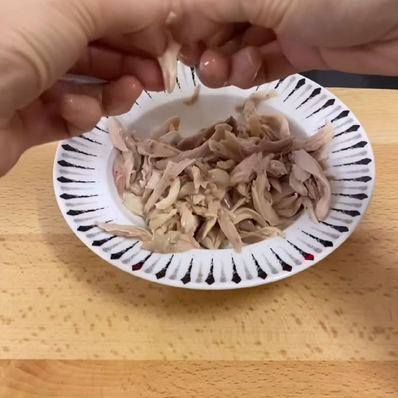 Bước 3 Luộc và xé thịt gà cháo gà cà rốt