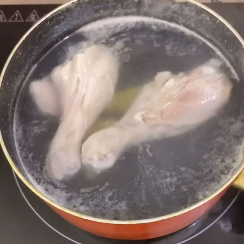 Bước 3 Luộc và xé thịt gà cháo gà cà rốt