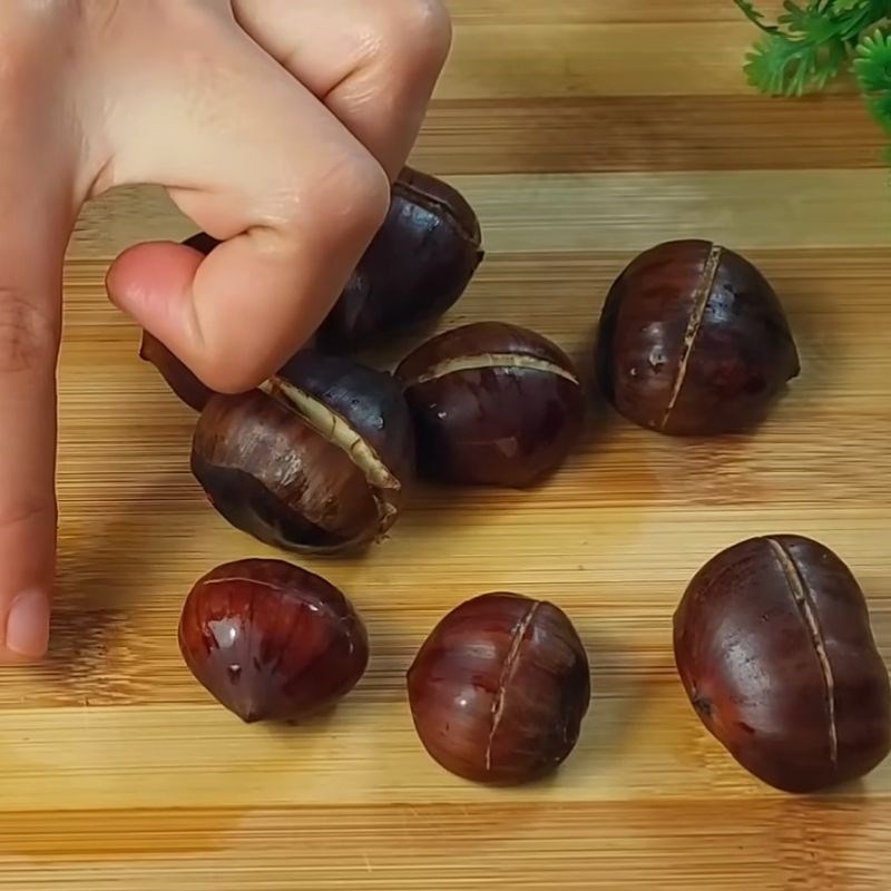 Bước 2 Mẹo cắt hạt dẻ dễ bóc vỏ Hạt dẻ luộc