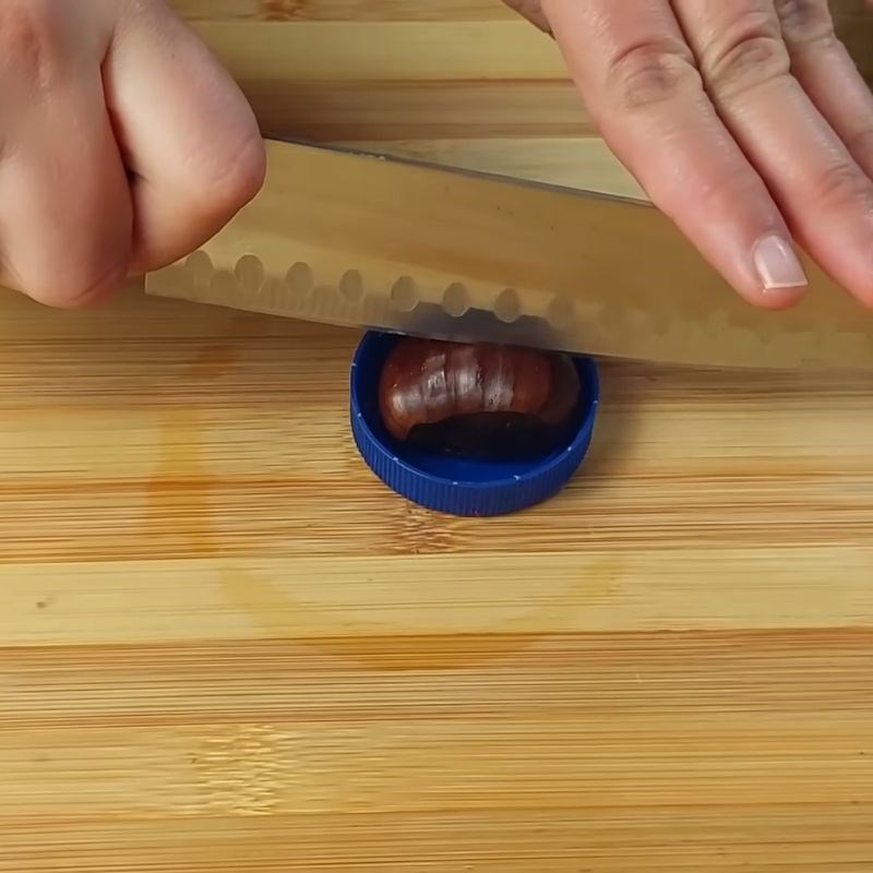 Bước 2 Mẹo cắt hạt dẻ dễ bóc vỏ Hạt dẻ luộc