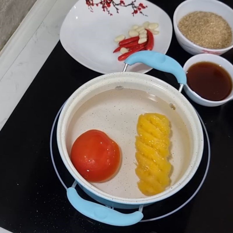 Bước 2 Nấu cà chua và dứa lấy nước cốt thơm lừng Nước mắm ăn bánh xèo miền Trung