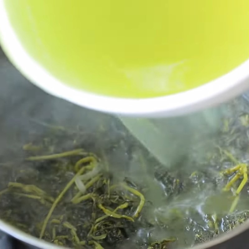 Bước 3 Nấu canh cá rau sắn chua đậm đà Rau sắn muối chua nấu cá