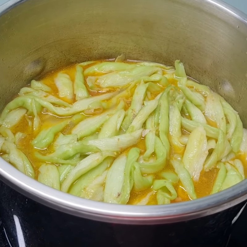 Bước 4 Nấu canh sườn chua dọc mùng Canh dọc mùng sườn