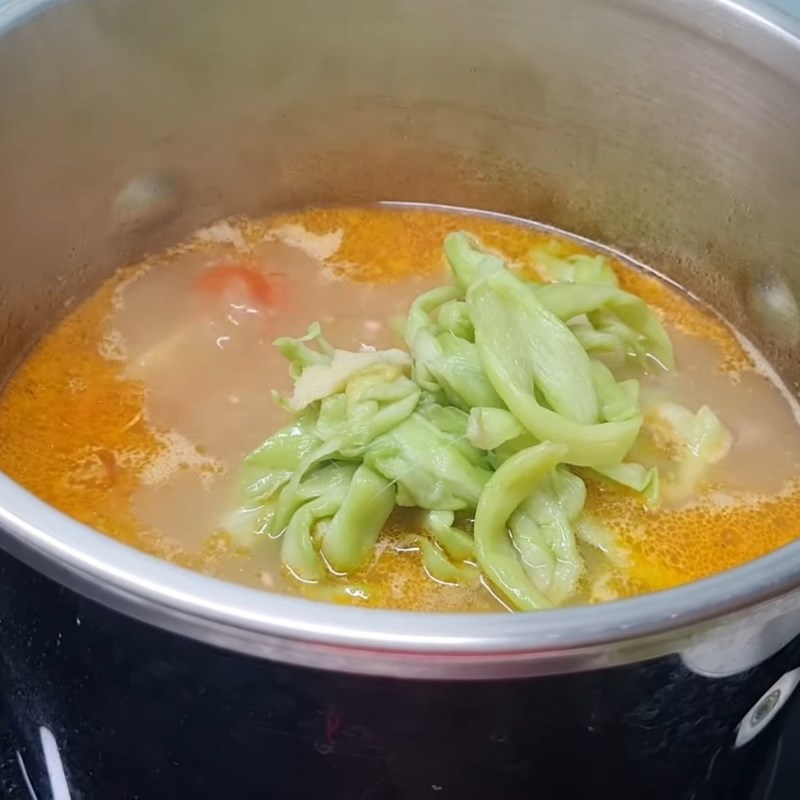 Bước 4 Nấu canh sườn chua dọc mùng Canh dọc mùng sườn