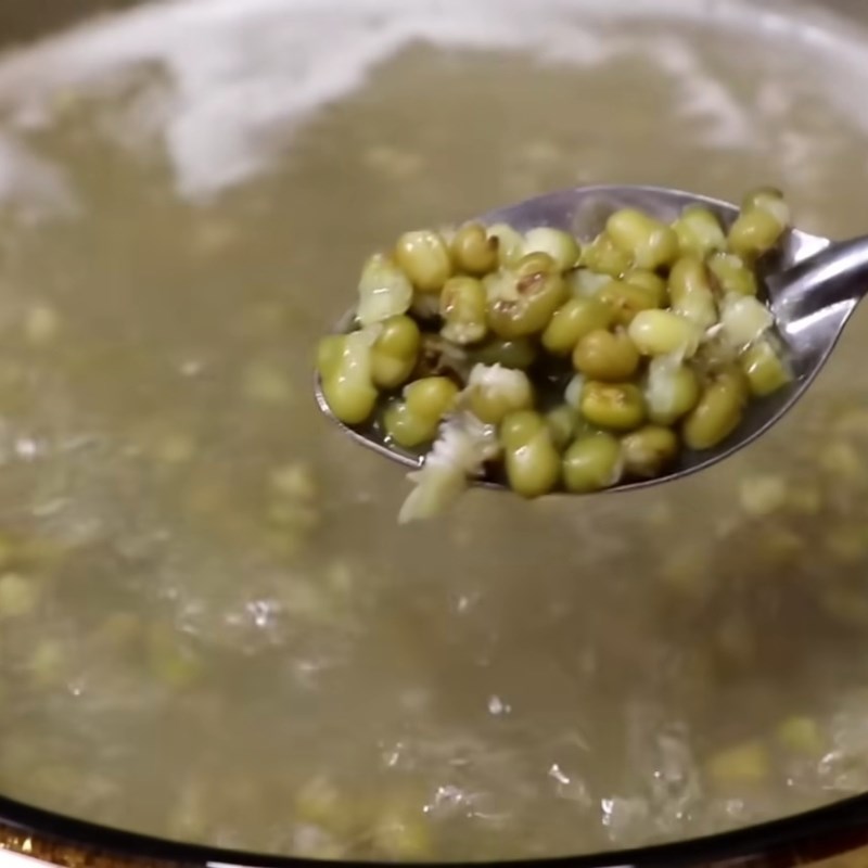 Bước 3 Nấu chè đậu xanh với phổ tai Chè đậu xanh nấu đơn giản