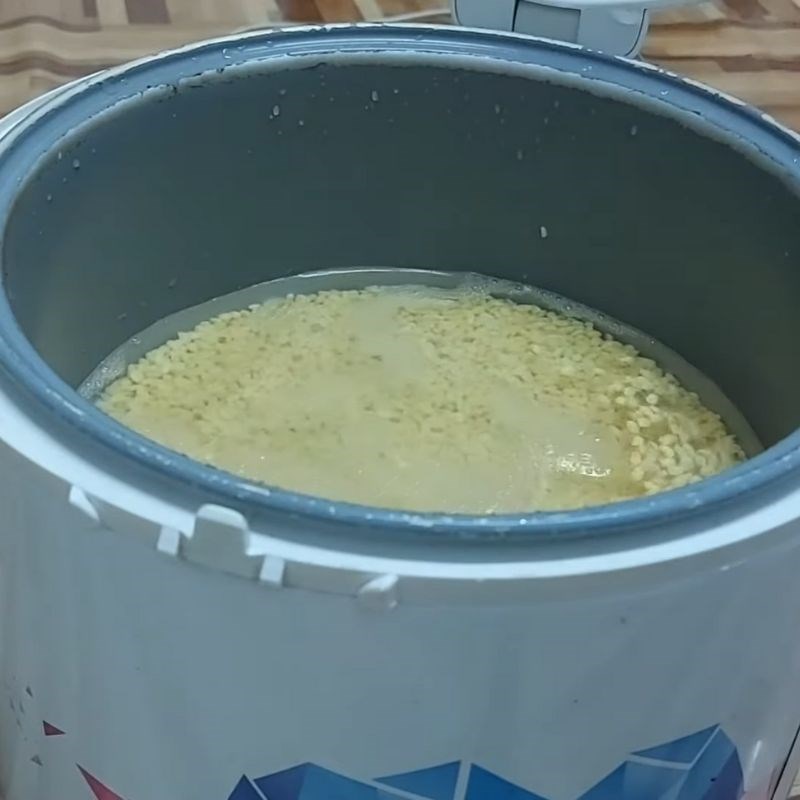 Bước 2 Nấu đậu xanh bằng nồi cơm điện Chè đậu xanh đánh bằng nồi cơm điện