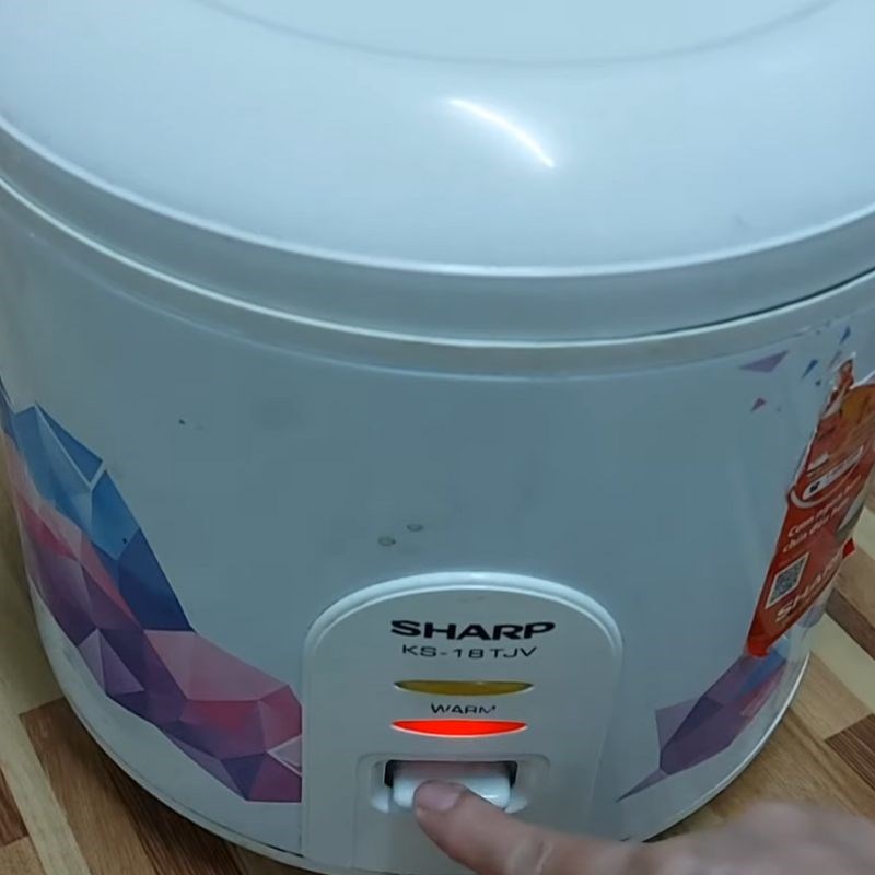 Bước 2 Nấu đậu xanh bằng nồi cơm điện Chè đậu xanh đánh bằng nồi cơm điện