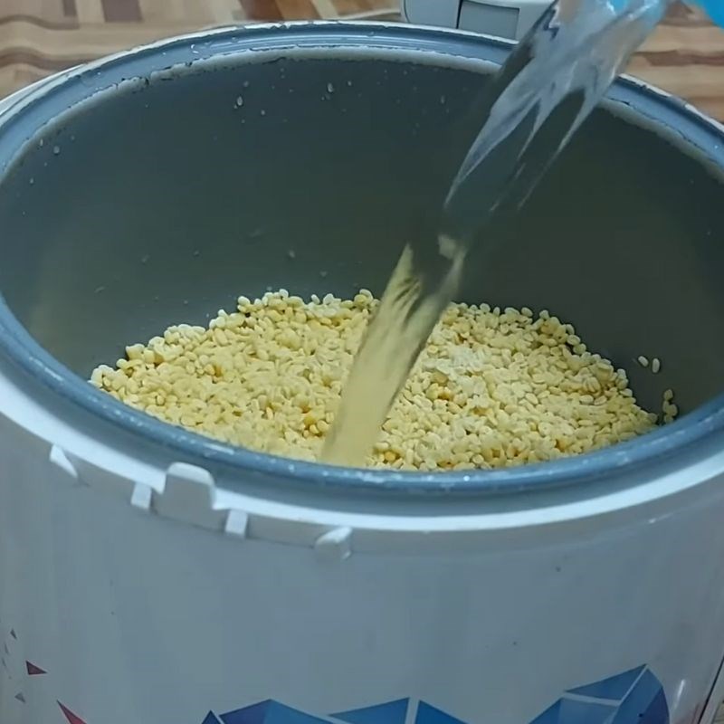 Bước 2 Nấu đậu xanh bằng nồi cơm điện Chè đậu xanh đánh bằng nồi cơm điện