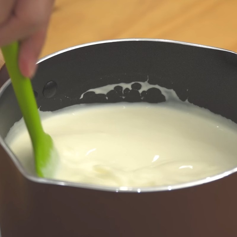 Bước 3 Nấu hỗn hợp sữa kem Bánh caramen