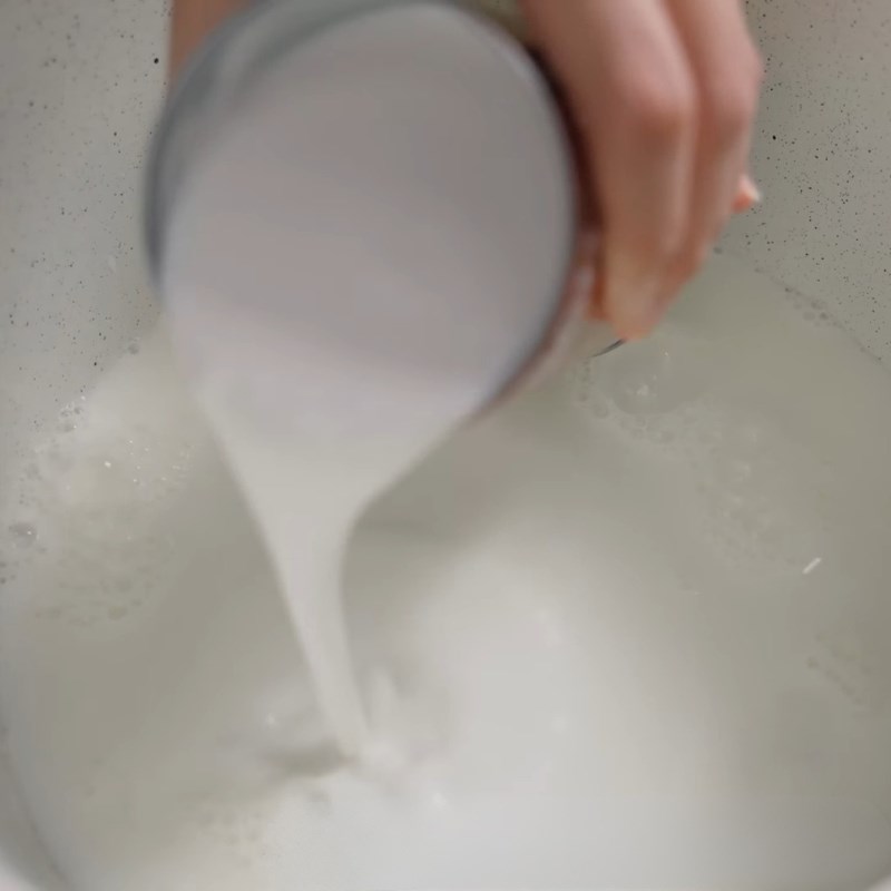 Bước 2 Nấu hỗn hợp sữa và cốt dừa Kem chuối không cần bột năng