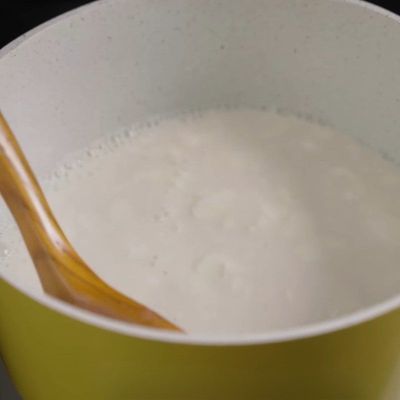 Bước 2 Nấu hỗn hợp sữa và cốt dừa Kem chuối không cần bột năng