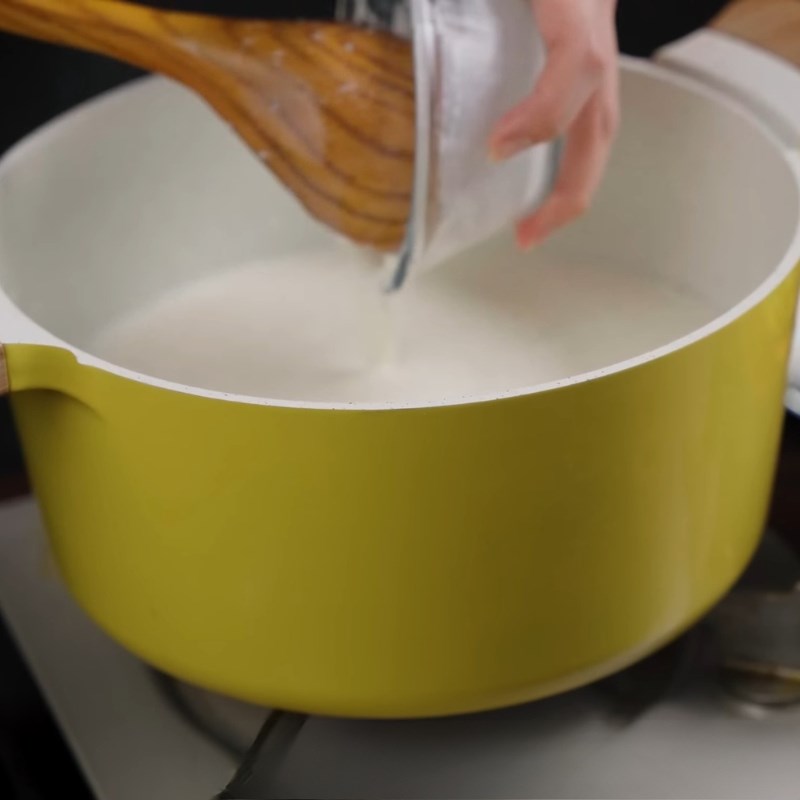 Bước 2 Nấu hỗn hợp sữa và cốt dừa Kem chuối không cần bột năng